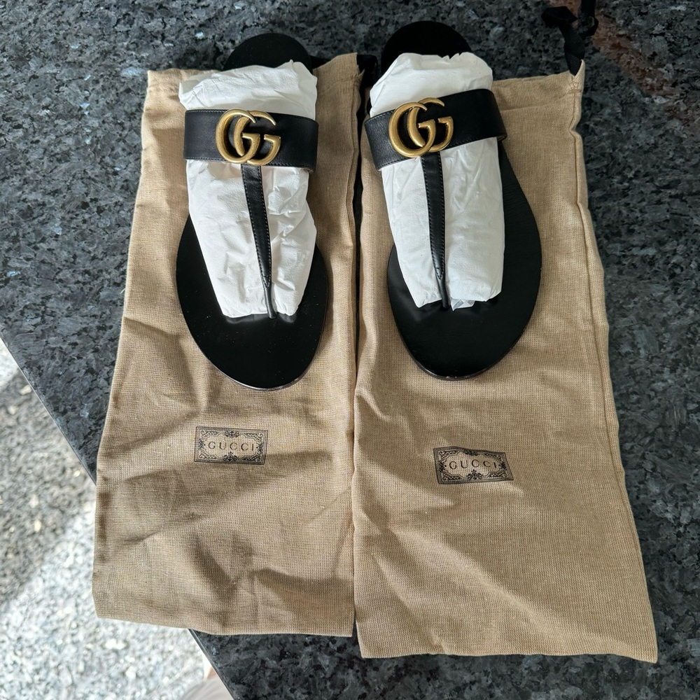 GUCCI LEATHER THONG SANDAL WITH DOUBLE G